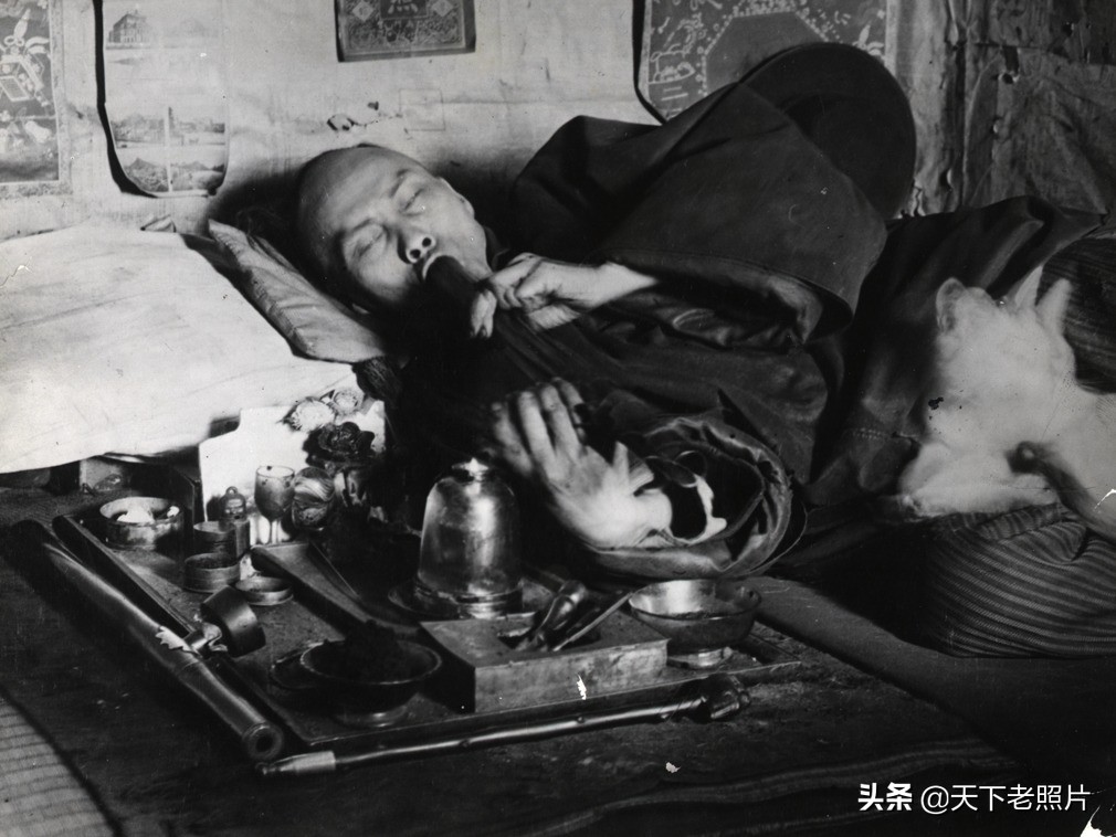 清朝末年中国人吸食鸦片真实老照片
