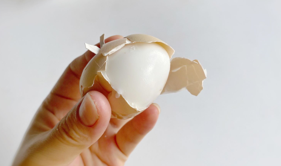 鸡蛋别再用水煮了，保姆教你新方法，只需1分钟，鸡蛋鲜嫩不粘壳