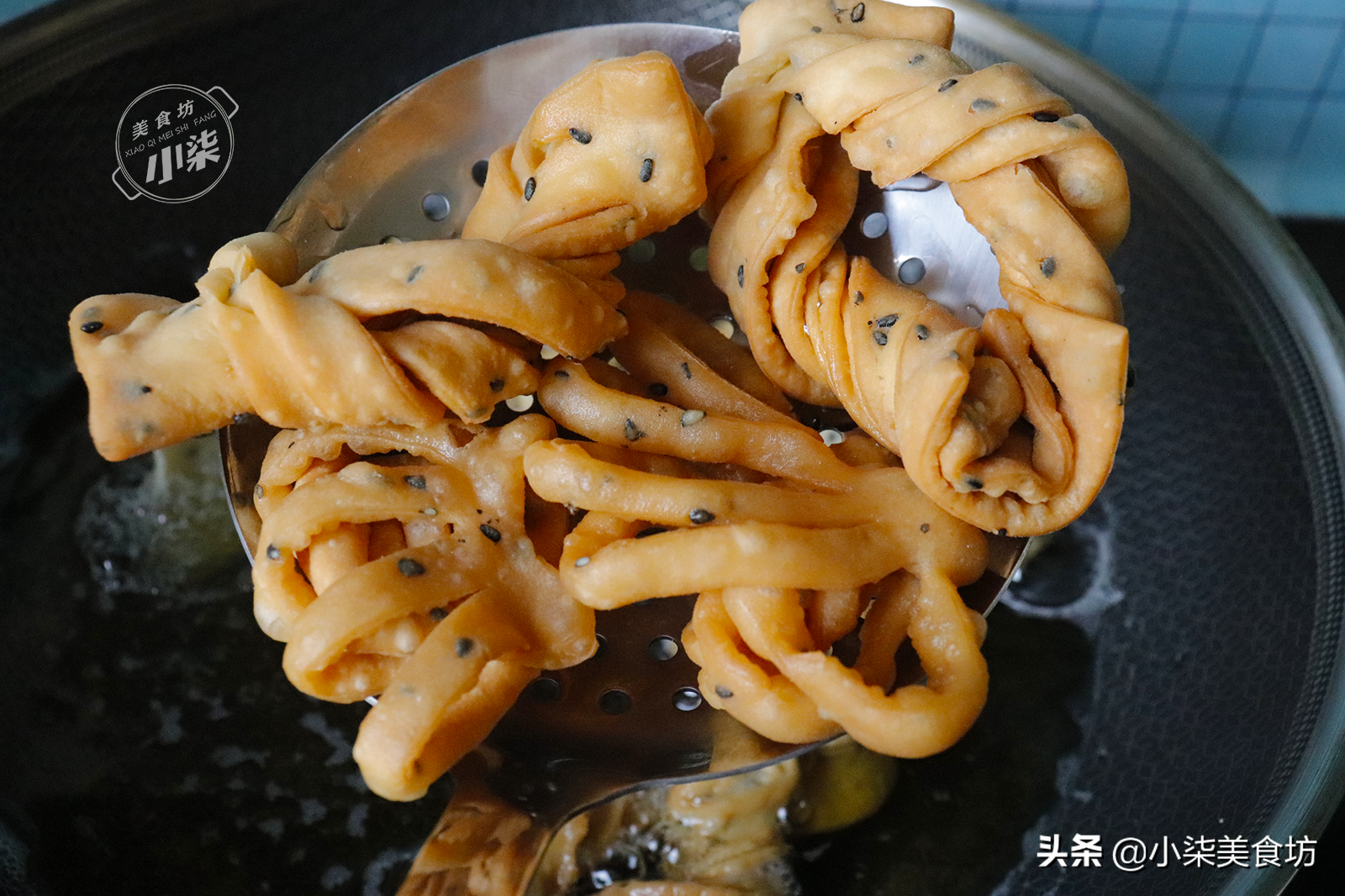 過年教你炸麻葉，學會一個和麵小技巧，一捏酥得掉渣，小時候味道