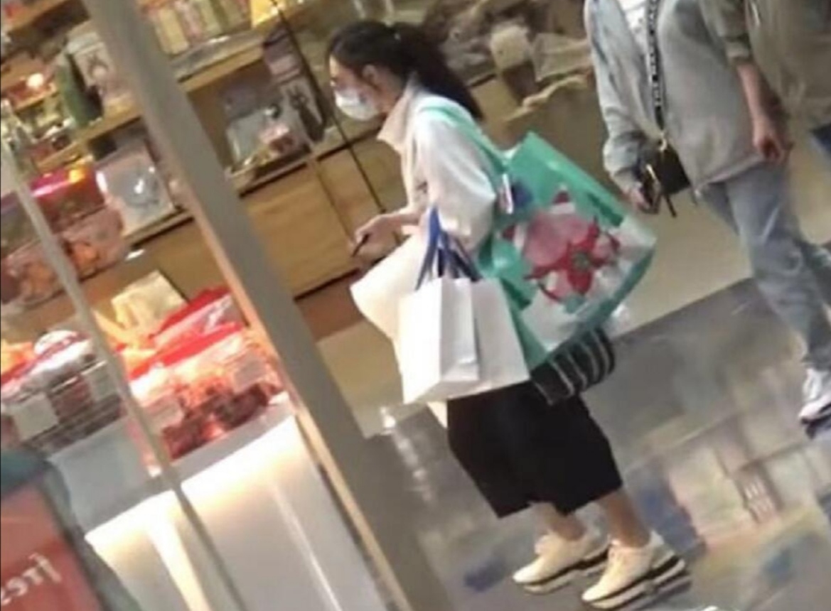 40岁张柏芝疑怀四胎？小腹微凸宽松上衣难掩孕气，实则早已封肚