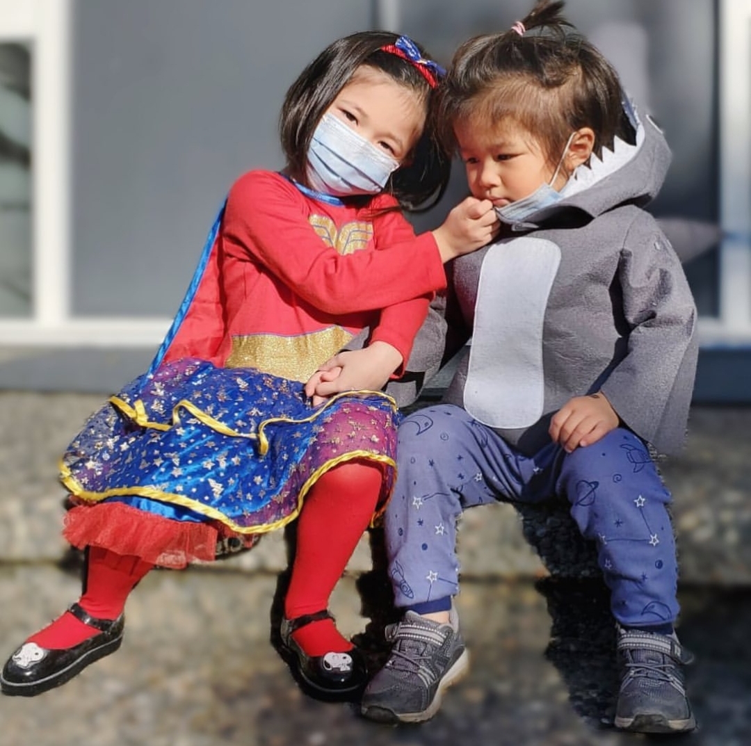 鍾嘉欣曬兒女萌照，不忘隔空表白老公，姐弟同款髮型像俄羅斯套娃