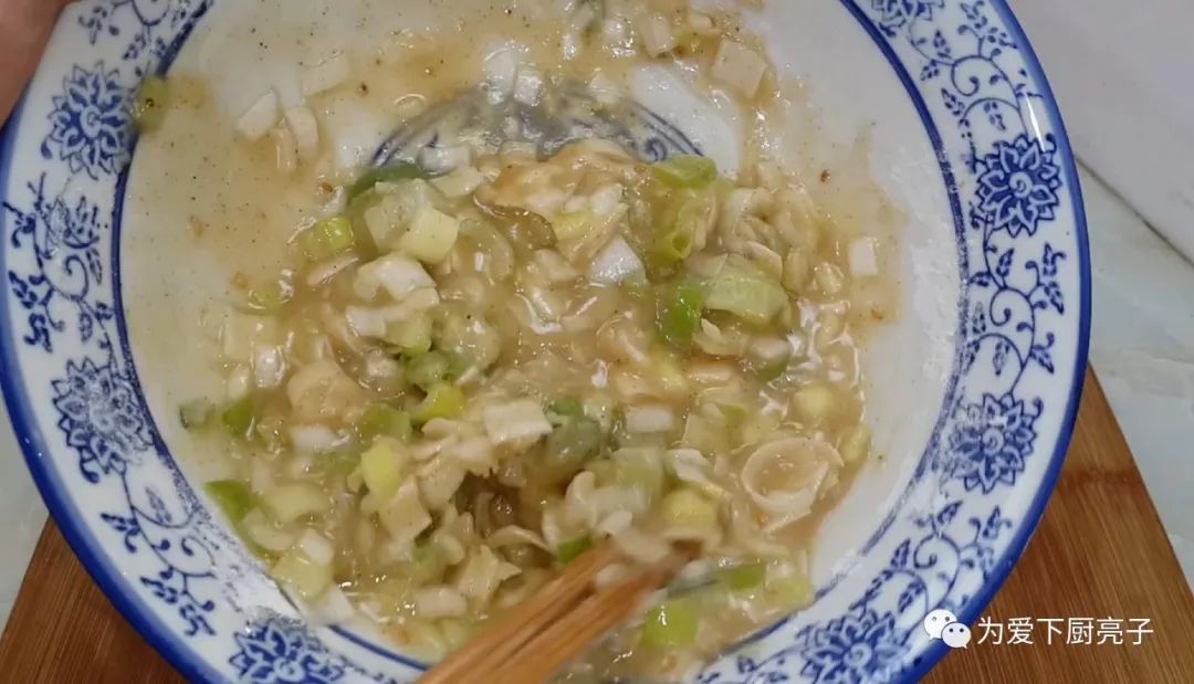 烙千層餅時，切記不要放小蔥，教你一招柔軟勁道，吃著真過癮