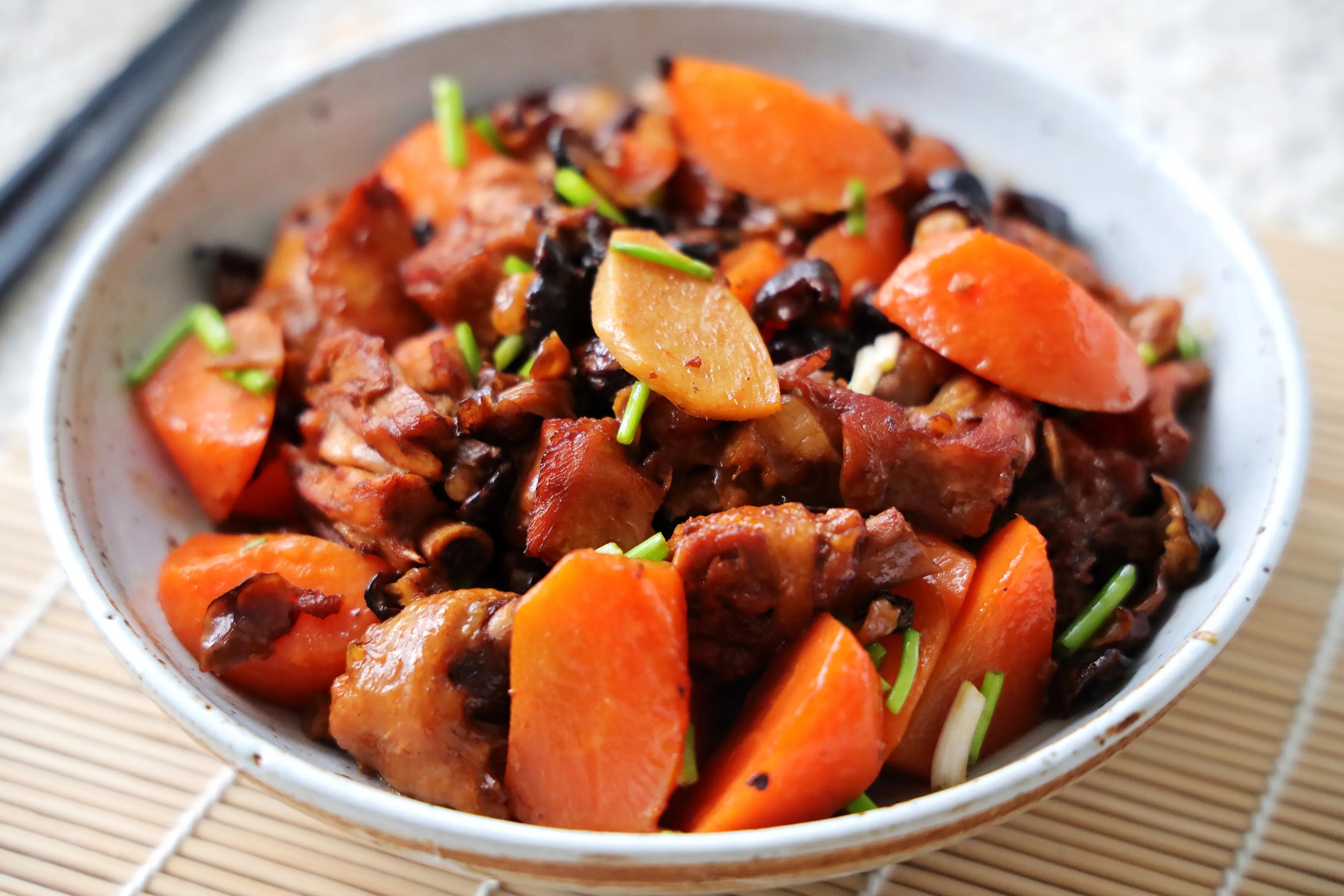 鸡腿肉炖胡萝卜蘑菇，秋季可以常吃的家常菜，营养丰富，食材简单