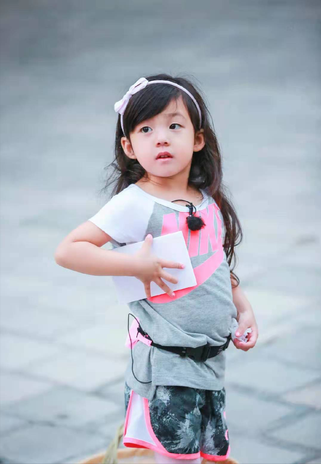 霍思燕生二胎，嗯哼和一个小女孩同框，有没有可能是他的妹妹？