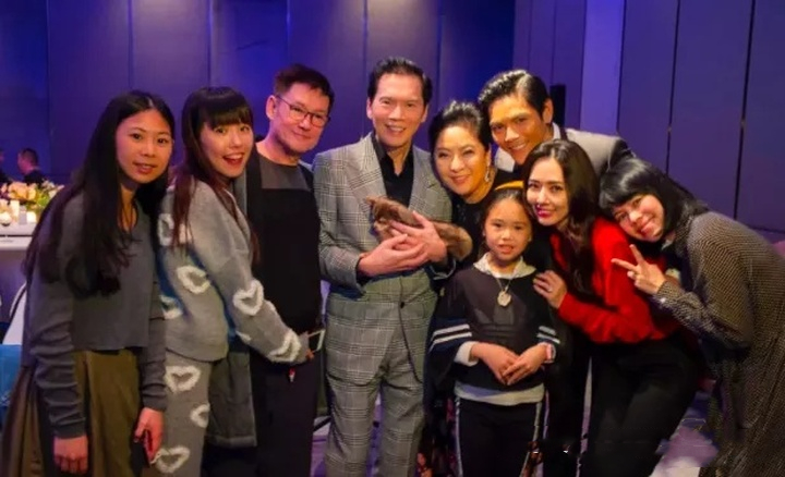 向华强祖孙三代在公园散步，向佐帮郭碧婷拎鞋