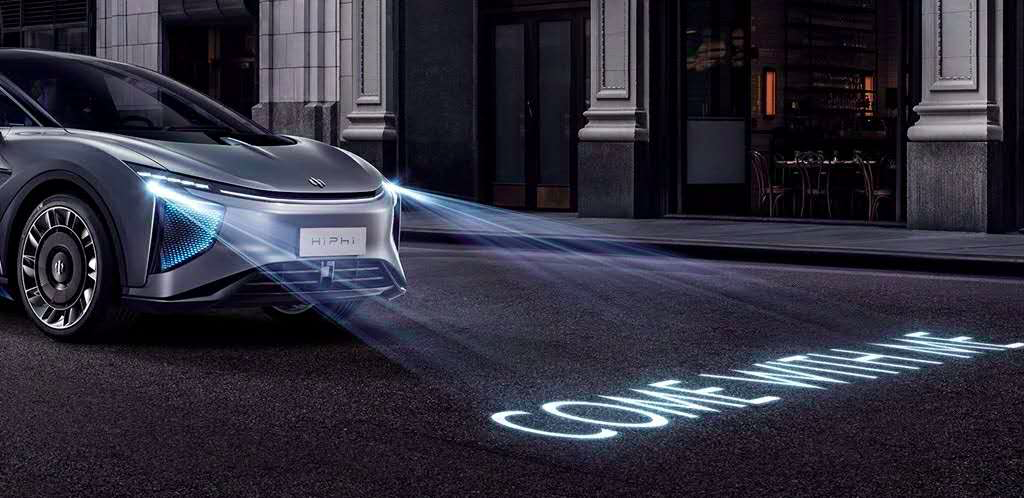 hiphi x搭载了可编程交互投影大灯,像素级控制且具备20种以上拟态化