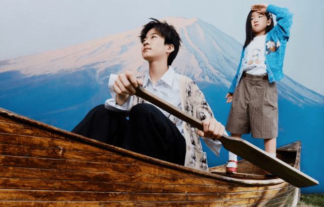 张亮为女儿庆6岁生日，妹妹穿公主裙对着蛋糕许愿，似长发版天天