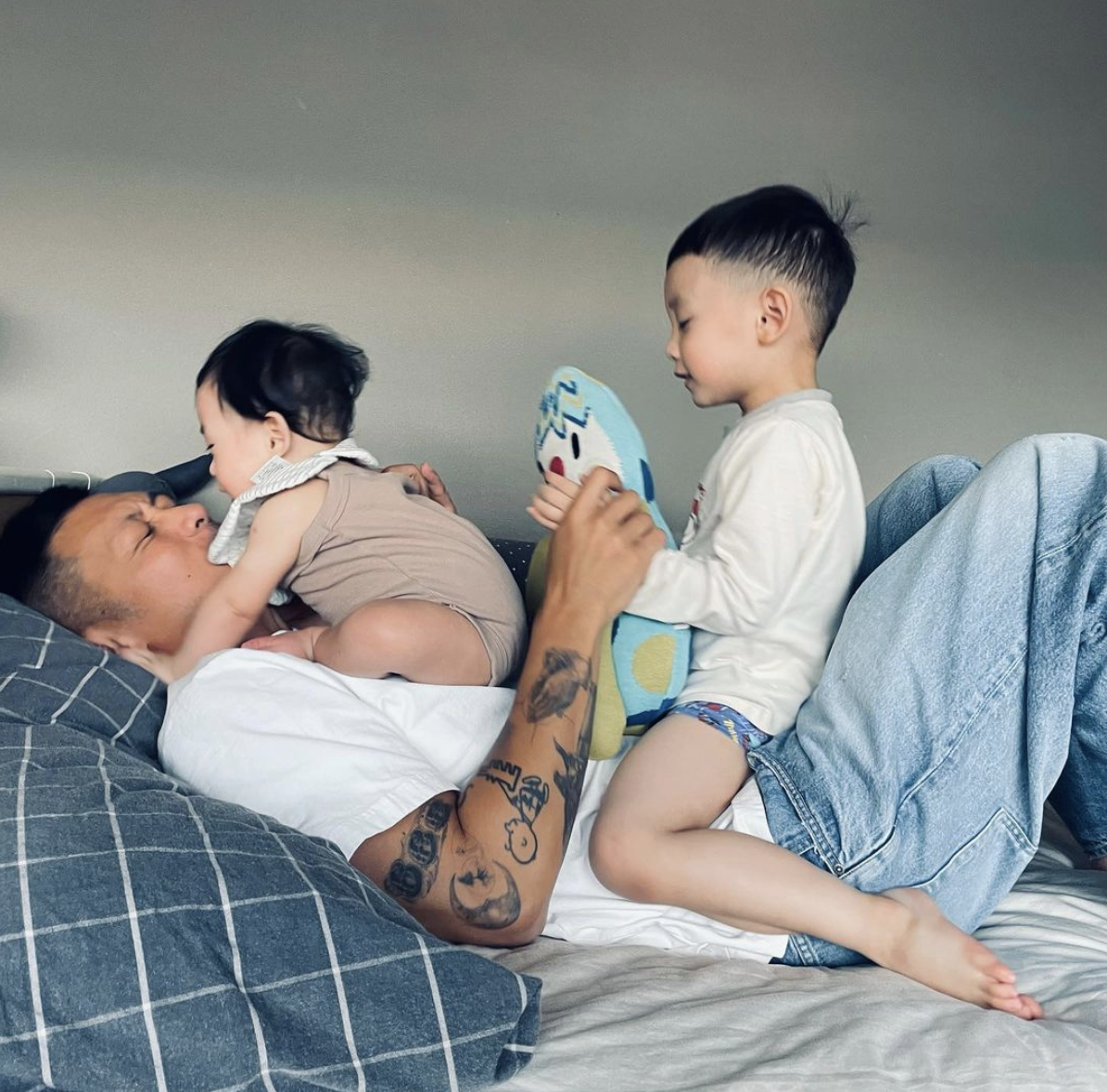 余文乐晒女儿刚出生时模样，宝宝又黑又虚弱，浑身插满管子惹人疼