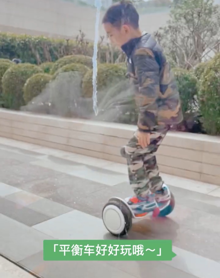 應采兒倆兒子上演“兄弟情深”戲碼，小小春帥氣，hoho可愛