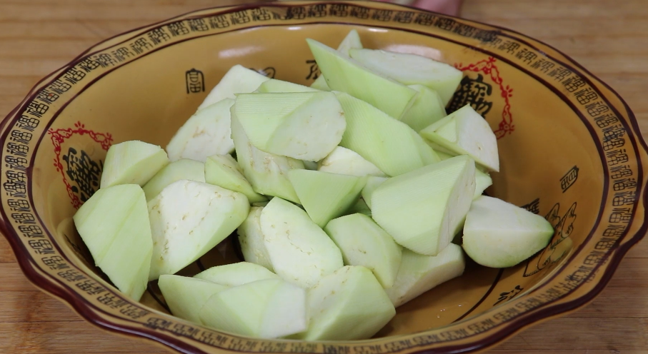 茄子好吃，但很多人卻不知道怎么做才香，這樣做出鍋超下飯