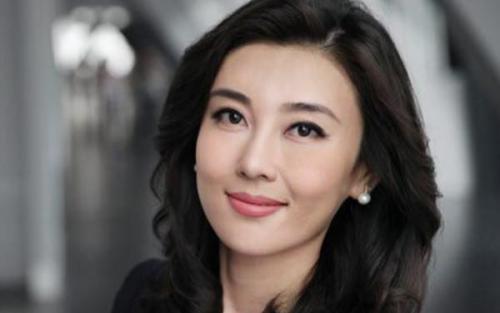 她是央视最美女主持，素颜就能秒杀董卿，现在去哪了