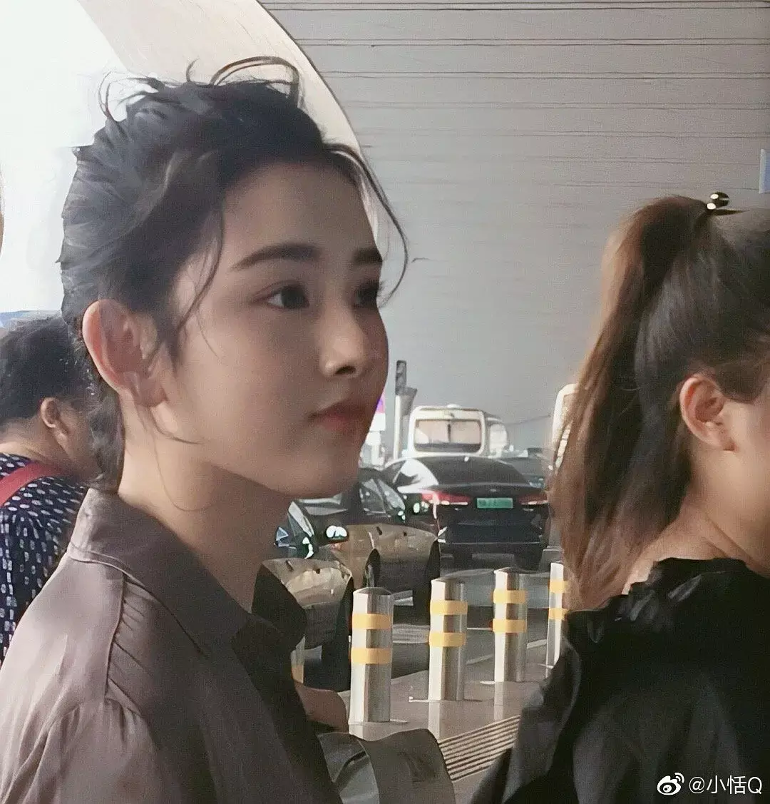 吴磊和妮可同框生图,全程坐姿毕恭毕敬,网友:祖儿是胖了多少?