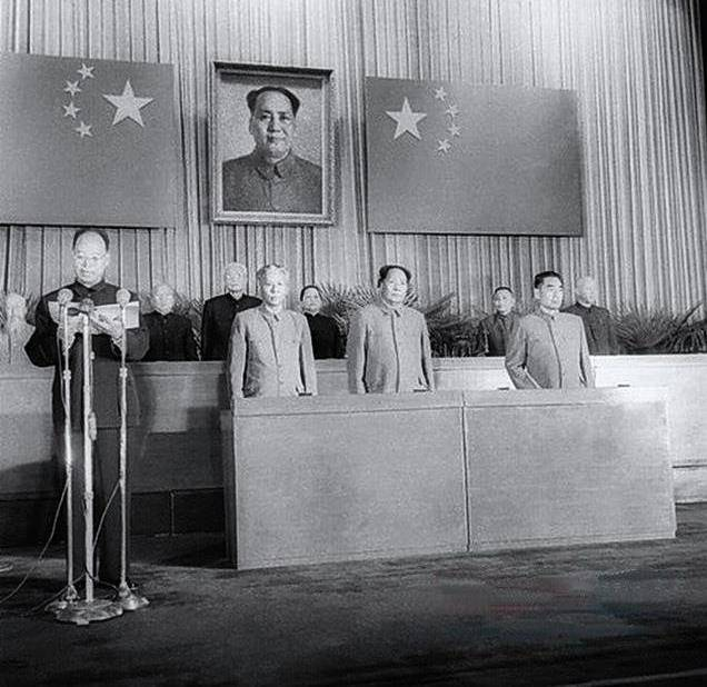 1955年怀仁堂授衔，毛泽东亲授元帅令，为何仍有三位元帅缺席