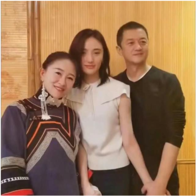 李亚鹏带新女友应酬，席间敬酒合影，这都是以