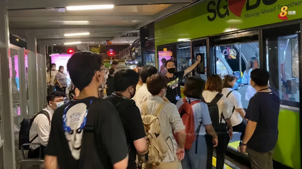新加坡三条地铁高峰期停电、瘫痪！万人被困回家难