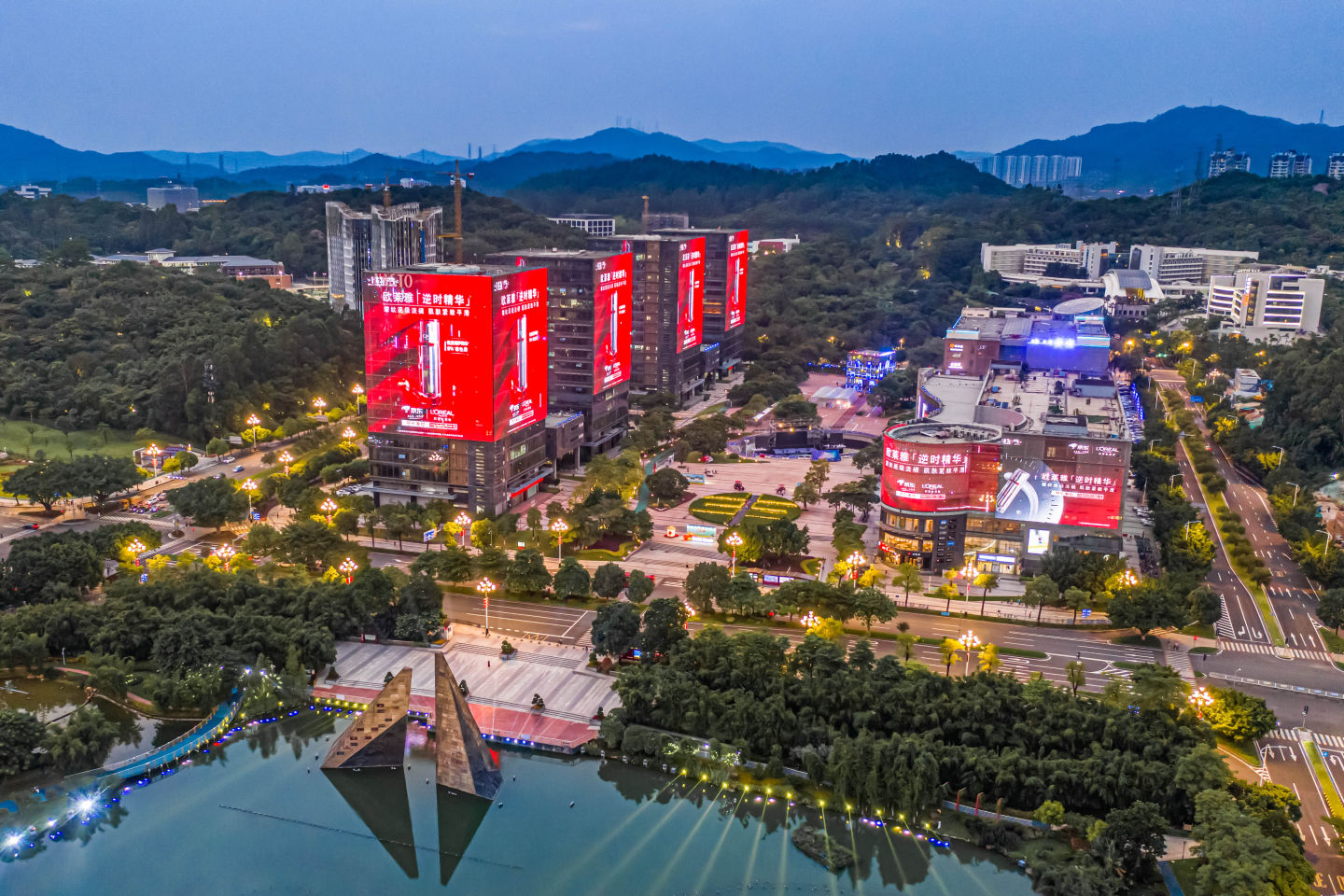 刘强东这是花了多少钱啊！京东巨幅广告占据各大城市地标