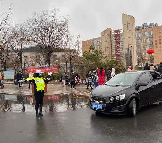 开学第一天 邯郸肥乡交警雨雪中为学生保驾护航