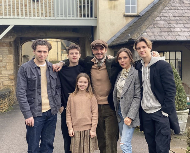 小貝一家同框亮相，四個孩子模仿父親經典髮型，顏值卻都差了不少