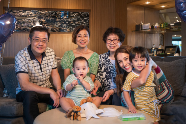 陈凯琳晒亲子时光，郑嘉颖掌镜拍下三代同堂合照，俩儿子颜值超高