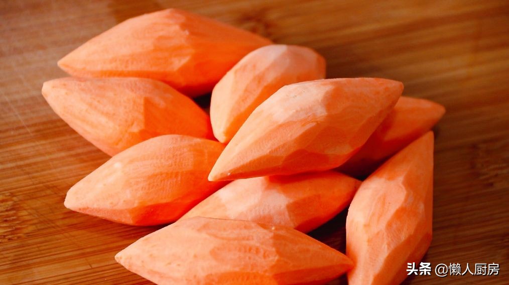 不需要油炸，用水和冰糖一起煮，教你做冰糖蜜薯，香甜软糯
