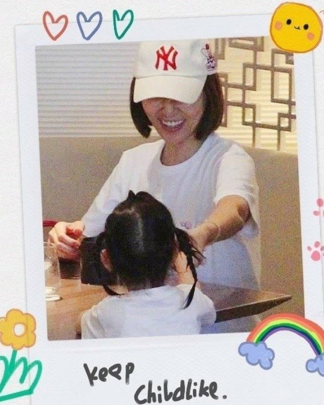 林心如素颜为爱女做蛋糕，穿家居服秀火辣身材，4岁小海豚似妈咪