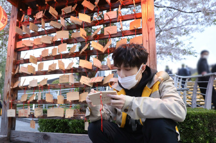 张艺兴官宣离开，留下的心愿牌让人感动，再见