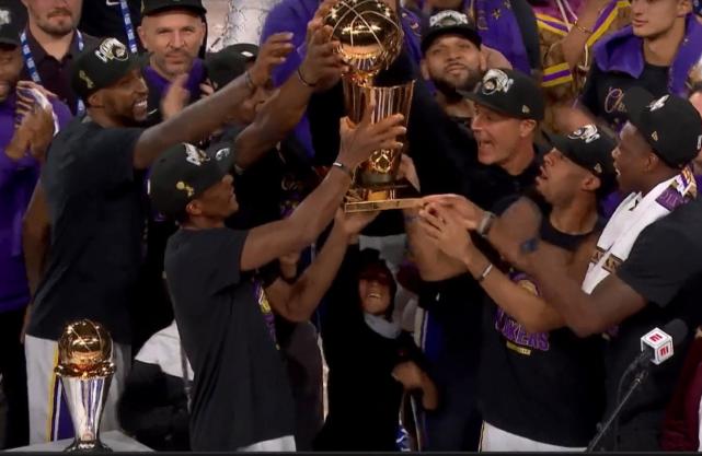 【影片】奪冠後，湖人球員眾生相！老詹緊緊抱著珍妮，一眉哥喜泣而哭，Howard開心得像個孩子！-黑特籃球-NBA新聞影音圖片分享社區