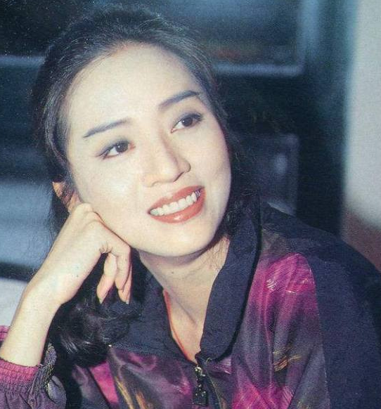 28年前的夏天，黄朗维怒甩梅艳芳耳光，谁知当晚就被“教训”
