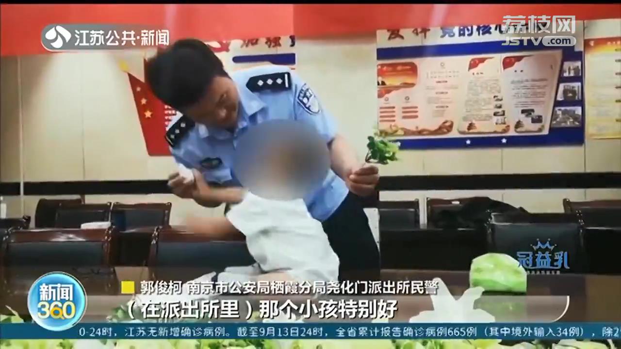 萌娃在汽车交易市场乱爬 市民报警称遗弃小孩 民警调查：他妈抱来的