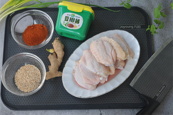 不用面粉不用炸，十分钟上桌的香辣脆皮鸡翅，又酥又嫩不上火
