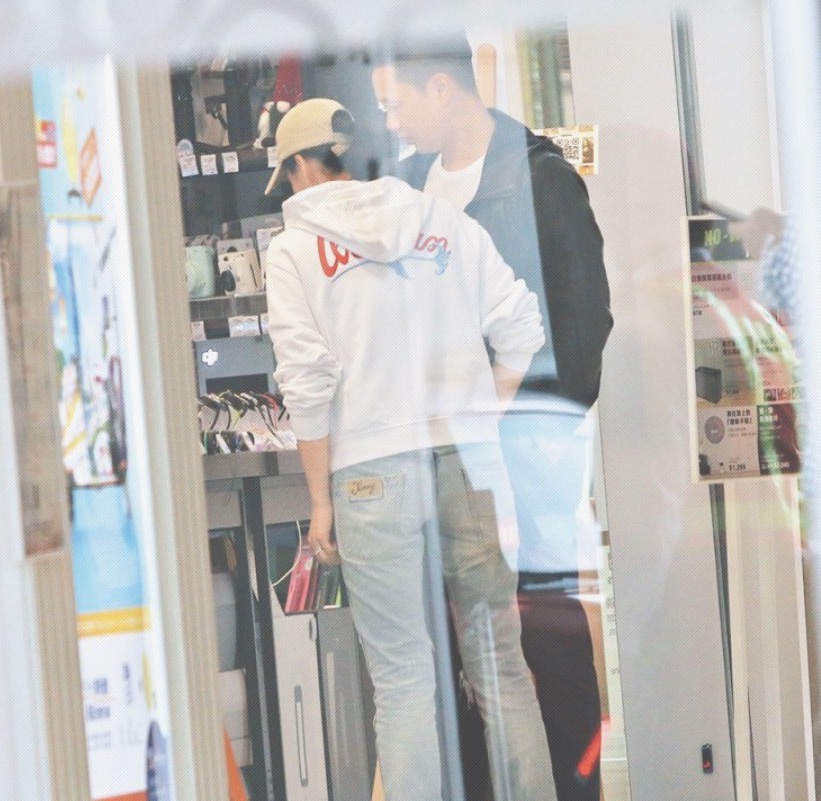 胡杏兒素顏與老公挽手逛超市購物，兩人有說有笑，夫妻感情和睦