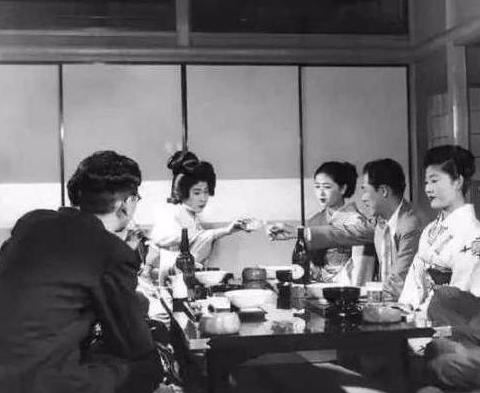 罕见的老照片：有饭吃都不错了，图4日本慰安妇慰劳美国大兵