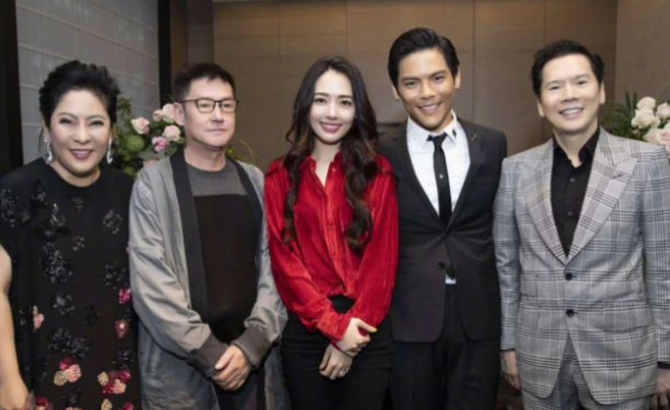 郭碧婷产后素颜出镜，整个人的状态每况愈下，