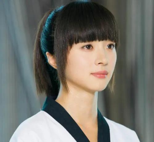 双胞胎姐妹，一个进娱乐圈一个出国留学，选择不同，人生也不同