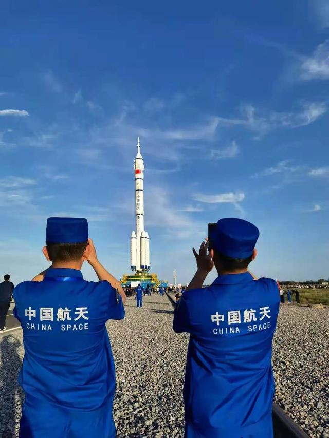 ����ֻ������һ��ͷ����Ϊɶ�����ƽ�����ʹ�ҹ��ռ�վ�а�������