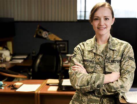 美国女兵众生相，占比2成，服役生活辛苦忙碌，高颜值能拍宣传照