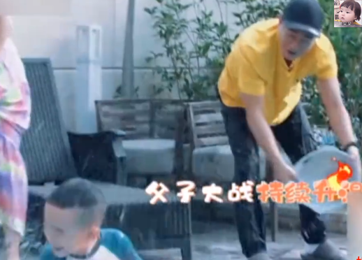 應采兒曬大兒子彈鋼琴，陳小春闖入後畫風突變，父愛如山體滑坡