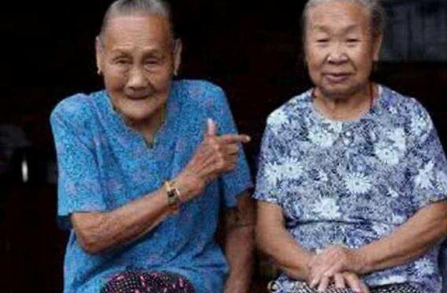 河南大妈去医院看病，无意间露出胳膊，医生悄悄报警