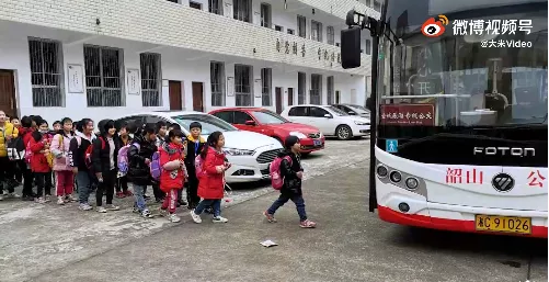 充气城堡又出事了!被大风吹翻致1女童身亡【三分钟法治新闻全知道】