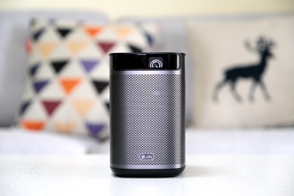 极米Play超悦版投影仪，内置大容量电池，解决户外使用的痛点