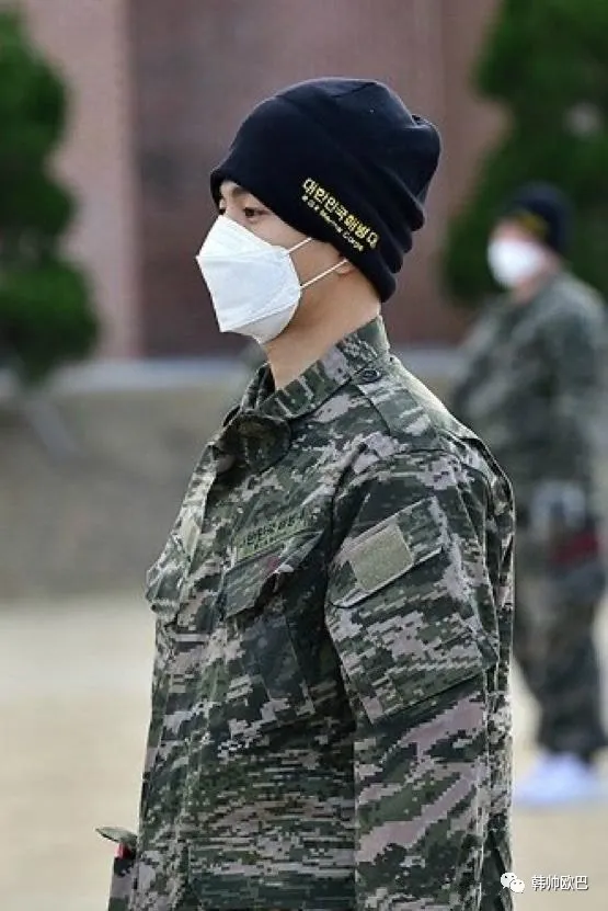 当训练兵的这位男团爱豆，戴着口罩也无法遮挡的帅气啊