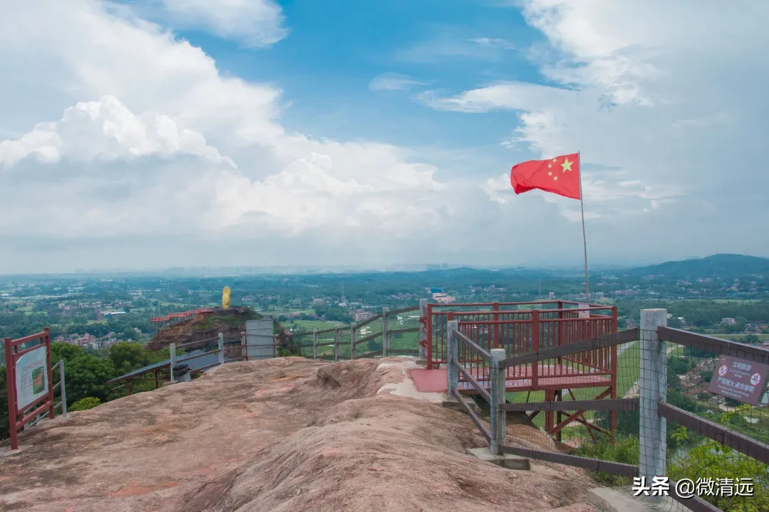 重阳勇攀马头山，鱼跃龙门登天高，翻山越岭望丹霞