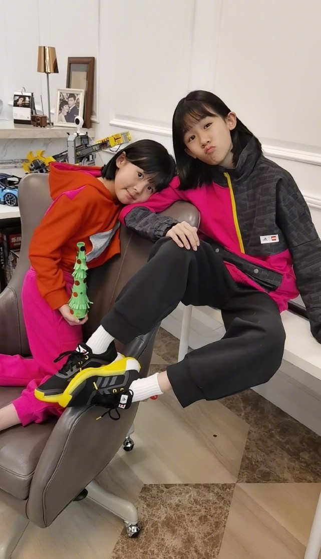 陆毅晒女儿近照，两个女儿越长越像，漂亮可爱却一个比一个瘦