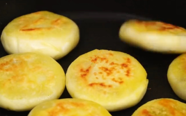 教你用土豆做金黄酥脆小饼 简单易做 好看又好吃