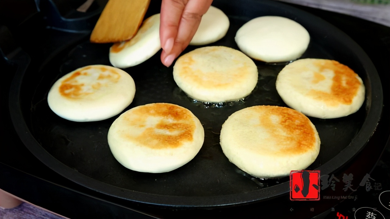 教你糯米芝麻小糖饼的做法，外酥里糯，馅料香甜，大人孩子都爱吃