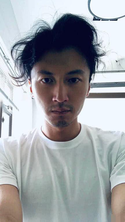 Congratulation Xie Ting sharp edge and Wang Fei: The late night involves hand beautiful conjugal love, 10 point to buckle the abode that answers Wang Fei together closely