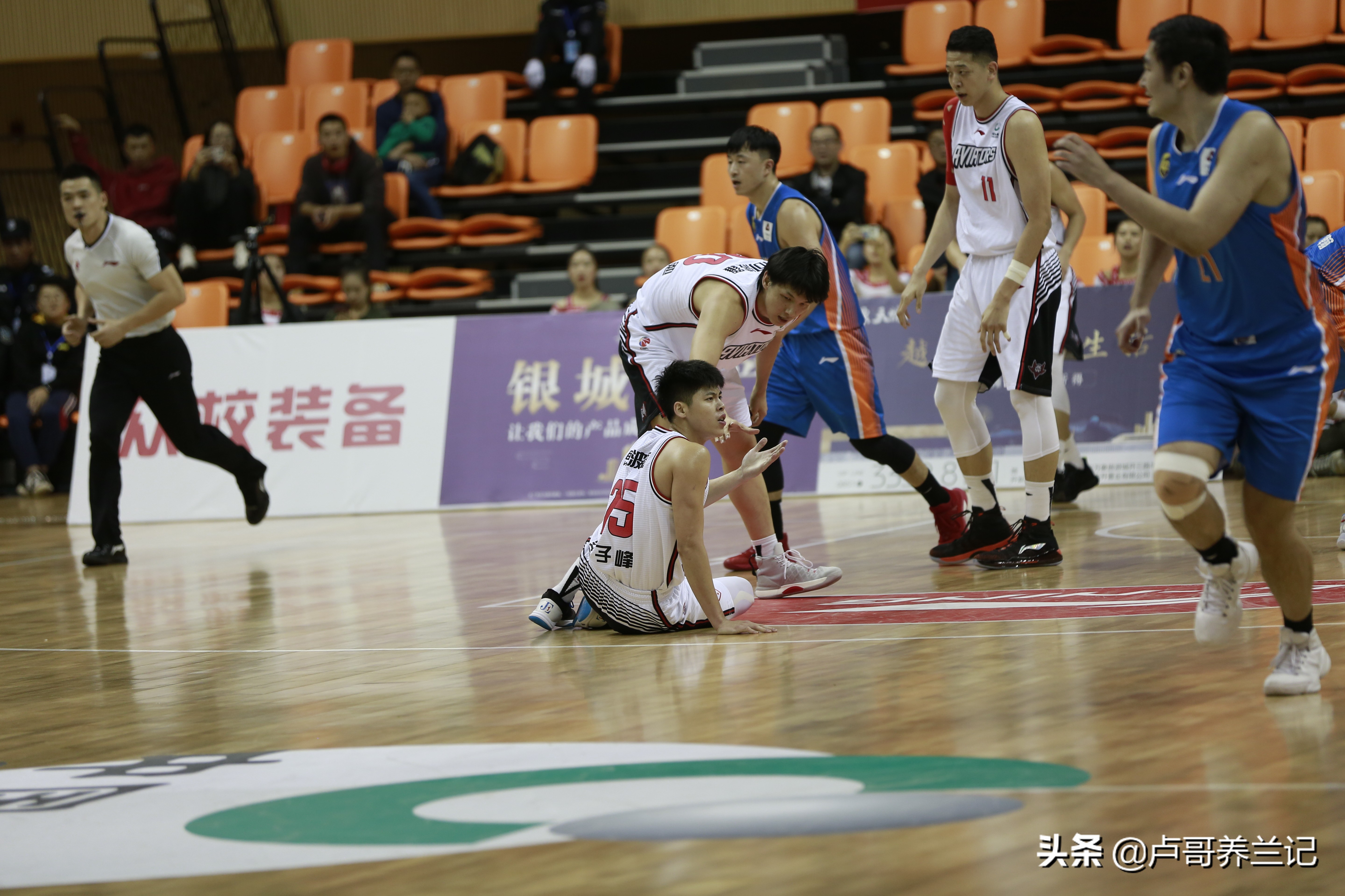 为什么cba季前赛没有回放(不看NBA我拍CBA:季前赛安顺站深圳100-77 四川，精彩回放看过来)