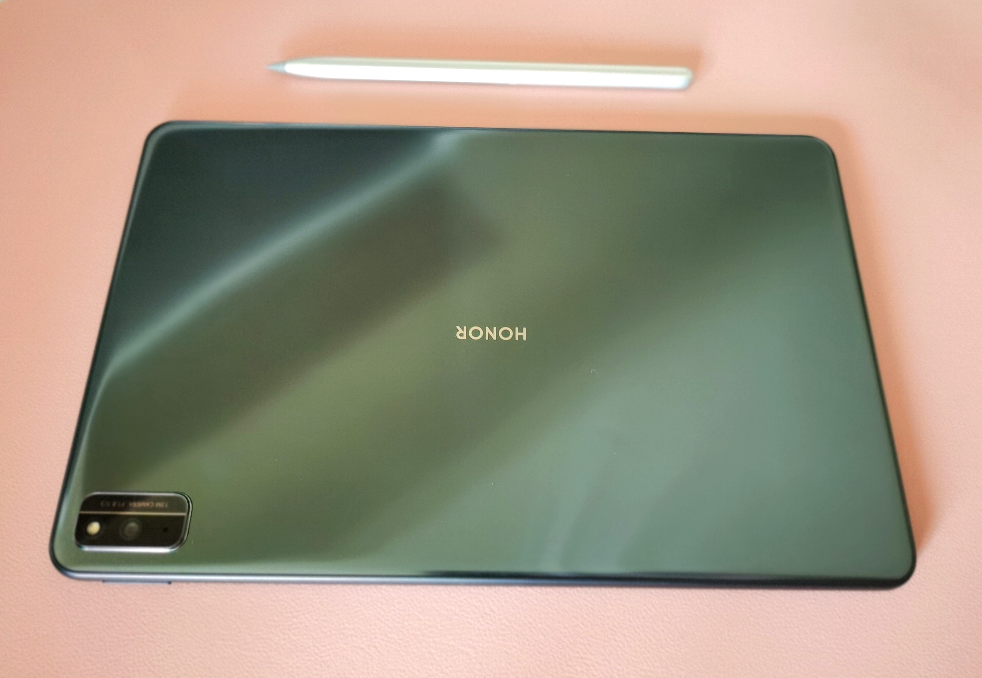 这次我想抛开硬件参数来谈谈体验，来自荣耀平