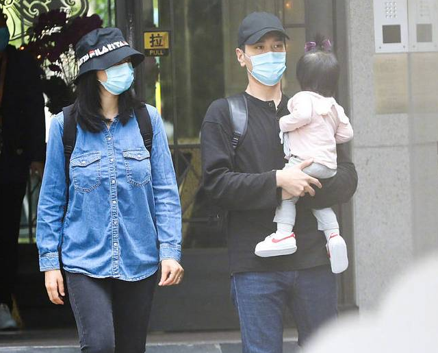 高圆圆赵又廷一家三口现身，双手抱女儿爱满满，蝴蝶结发卡超可爱