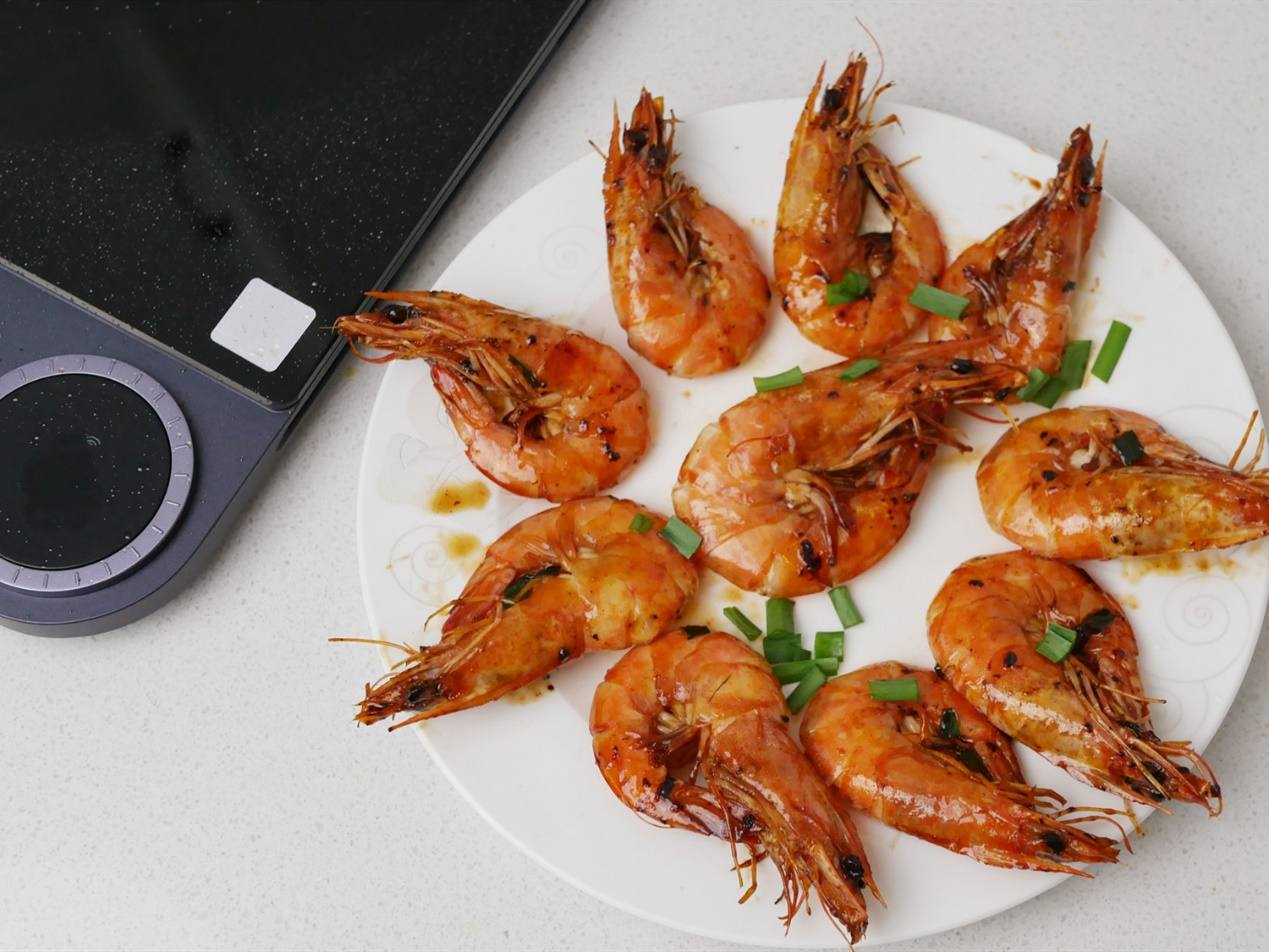 小米做出市面上最薄的電磁爐？厚度只有 2 厘米，還可以教人做菜